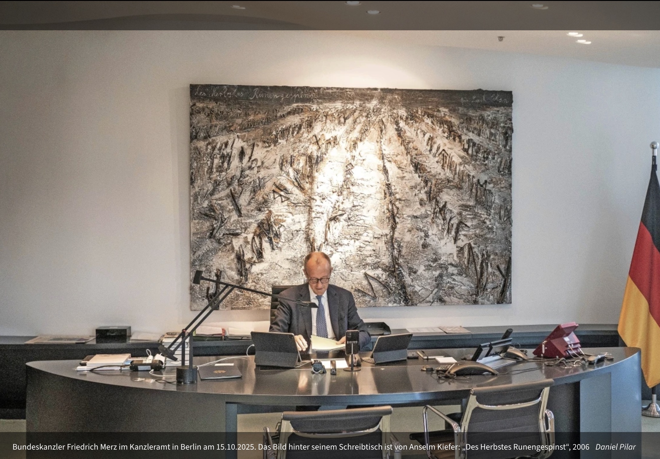 Foto des Noch-Kanzlers an seinem Schreibtisch im Kanzleramt. Ausführliche Bildbeschreibung im Artikel