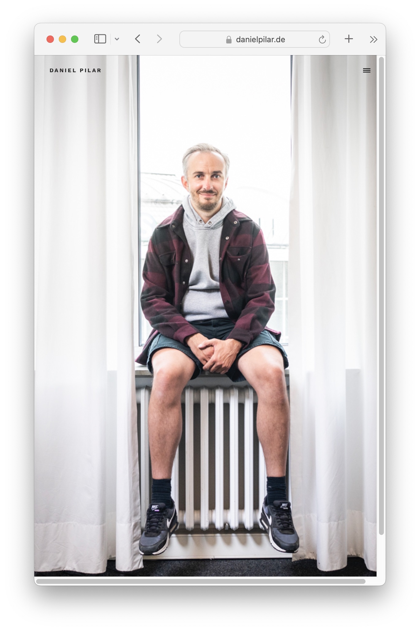 Screenshot der Webseite des Fotografen Daniel Pilar, welche ein ganzseitiges Foto von Jan Böhmermann zeigt.
