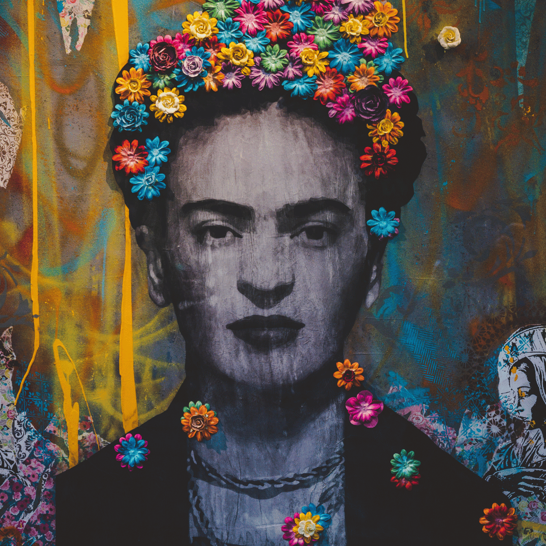 ein Graffiti von Frida Kahlo mit einer Frisur aus bunten Blumen