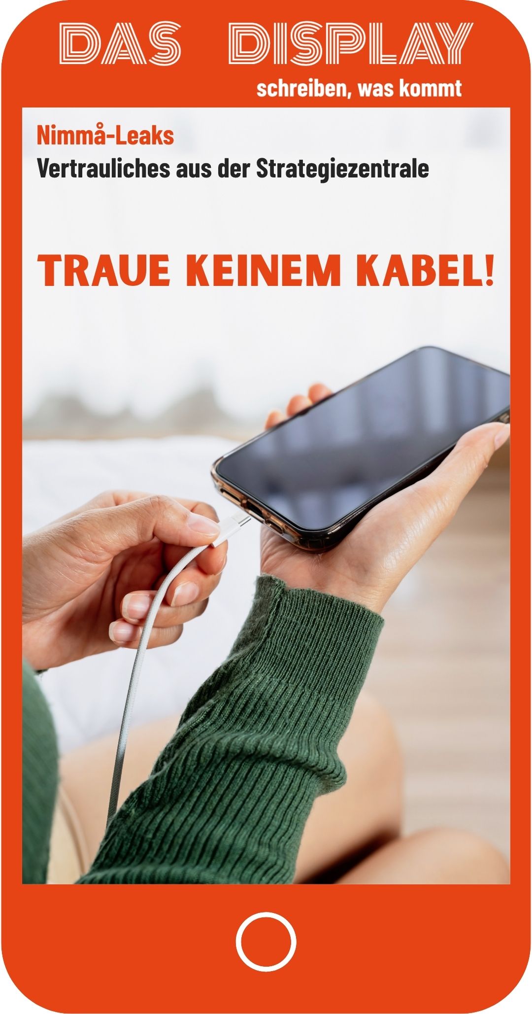 Cover: DISPLAY | Text klein: Nimmå-Leaks - Vertrauliches aus der Strategiezentrale - Text groß: Traue keinem Kabel | Hintergund: jemand steckt ein Ladekabel an ein Mobiltelefon