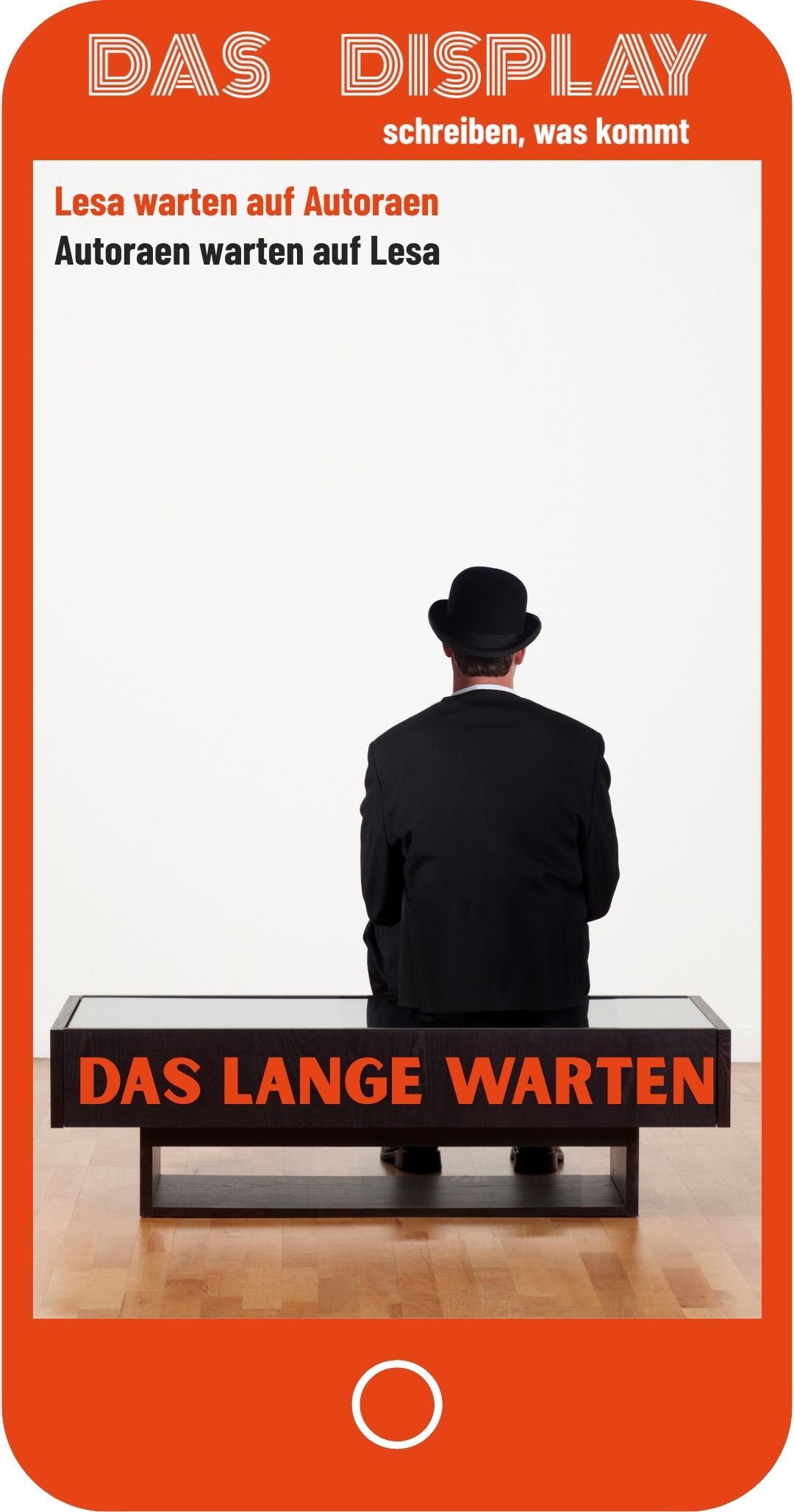 Cover: DISPLAY | Text klein: Lesa warten auf Autoraen, Autoraen warten auf Lesa - Text groß: Das lange Warten | Hintergund: ein Mensch mit schwarzem Mantel und schwarzem Hut sitzt mit dem Rücken zum Betrachter auf einer schwarzen Museumsbank und blickt auf eine leere Wand
